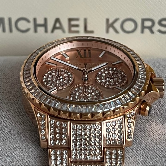 Michael Kors Women’s Everest Quartz Crystal Rose Gold Dial Watch
Case Size:36mm - Picture 6 of 11